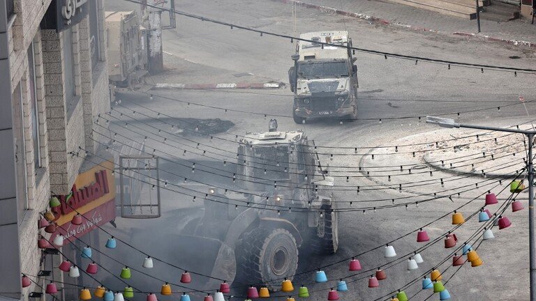 القوات الإسرائيلية تعتقل 5 فلسطينيين في الخليل بينهم طفل